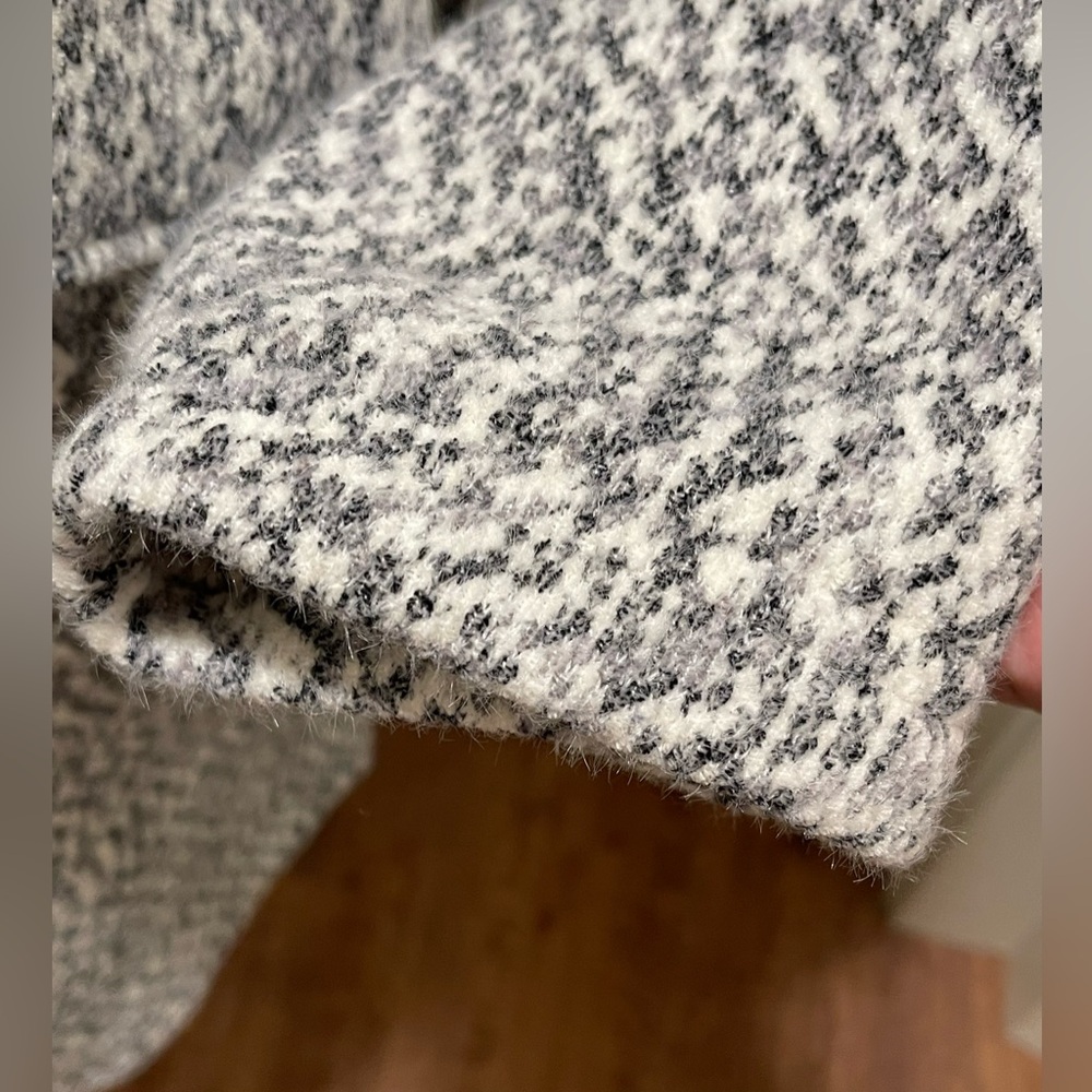 MAURICES 4X NWT Soft Longline Shacket
Gray/Silver Herringbone Design MSRP$65 - Picture 4 of 10